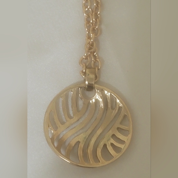 SAQ Avon Gold Tone Round Necklace With Clear Pave Rhinestones - Picture 2 of 9